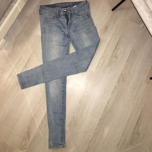 LIGHT WASHED AMERICAN EAGLE JEANS
